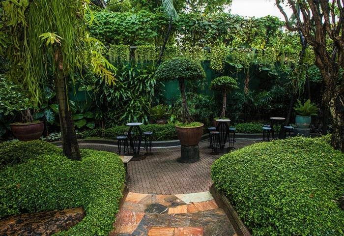 Babylon Bangkok Hotel's lush garden. This gay men-only hotel and sauna offers a tranquil outdoor space. Perfect for relaxing in Bangkok.