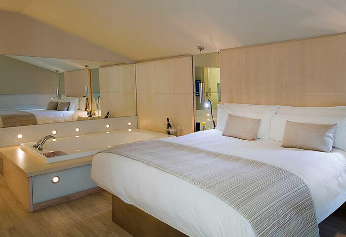 Hotel Cram Barcelona city center room. Best gay honeymoon hotel with a large bed and jacuzzi. Modern design for gay travelers.