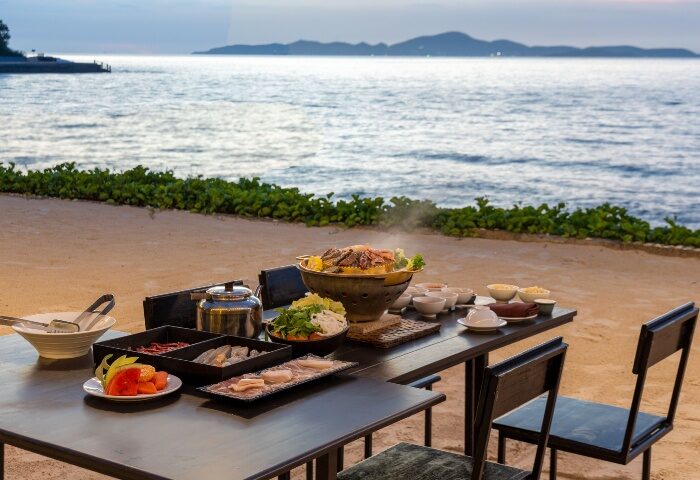 Beachfront dining at InterContinental Pattaya Resort. Best gay hotels in Pattaya offer unique experiences. Enjoy a meal with a view at this IHG hotel.