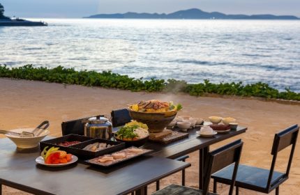 Beachfront dining at InterContinental Pattaya Resort. Best gay hotels in Pattaya offer unique experiences. Enjoy a meal with a view at this IHG hotel.