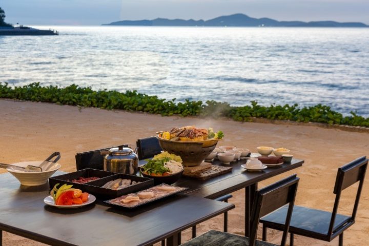 Beachfront dining at InterContinental Pattaya Resort. Best gay hotels in Pattaya offer unique experiences. Enjoy a meal with a view at this IHG hotel.