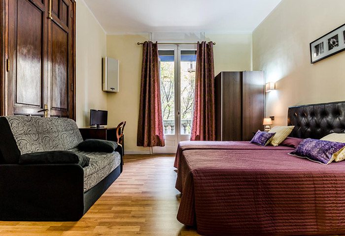 Hotel Victoria Palace, Barcelona. Updated room in gay hotel near gay bars and saunas. Twin beds, sofa, balcony, city center.
