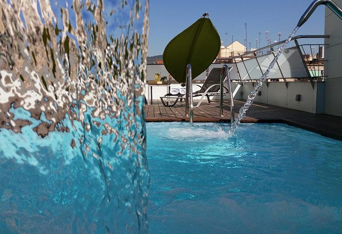 Rooftop pool at Ako Suites Hotel, a gay-friendly serviced apartment in Barcelona's Eixample. Enjoy sun, relaxation, and stylish accommodations.