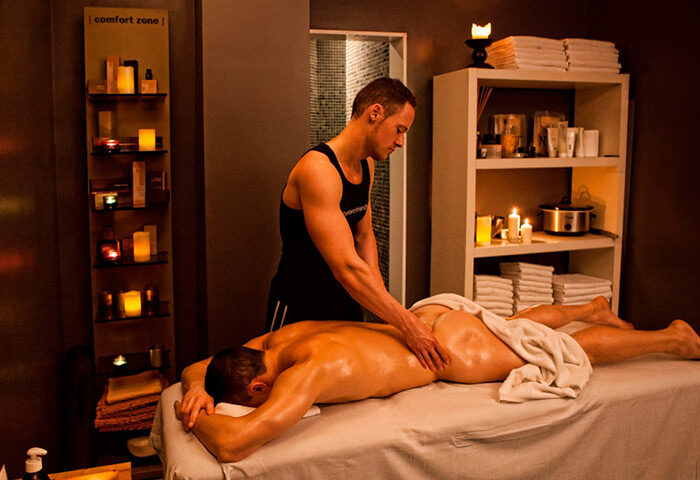 Axel Hotel Barcelona Urban Spa: Gay adult getting a massage. Top gay hotel in Barcelona with a relaxing comfort zone for gay men only.