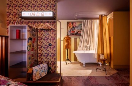 25hours Hotel Terminus Nord bathroom. One of the top gay hotels in Paris on TikTok. Features vintage decor, bathtub, and Oh là là sign.