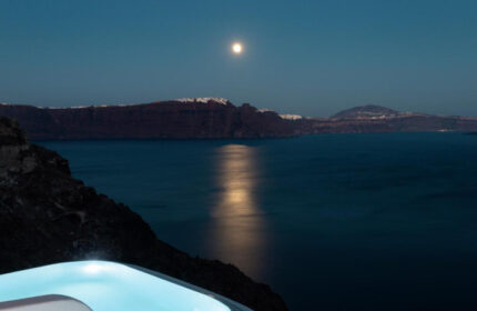 Santorini gay honeymoon: Moonlit caldera view from Armenaki hotel's hot tub. Perfect for gay couples seeking a romantic getaway in Greece.