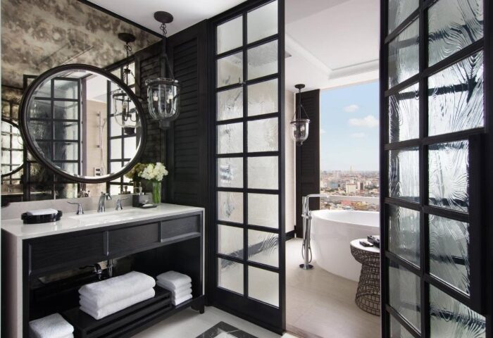 Bangkok Marriott Surawongse luxury hotel bathroom. Silom gay nightlife near this top-design hotel. Bathtub with city view.
