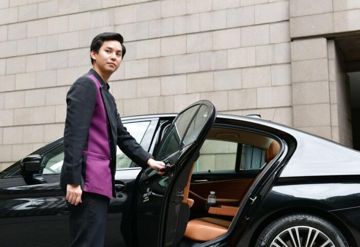 Crowne Plaza Bangkok Lumpini Park: Doorman opens car door. Luxury gay hotel near gay bars & saunas. Bangkok travel advice for gay men.