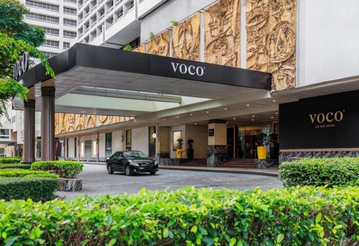 Entrance of voco Orchard Singapore, a top luxury gay-friendly wellness hotel in Singapore. Car at the driveway. Recommended gay travel.