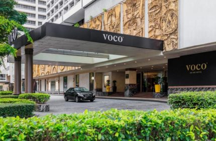 Entrance of voco Orchard Singapore, a top luxury gay-friendly wellness hotel in Singapore. Car at the driveway. Recommended gay travel.