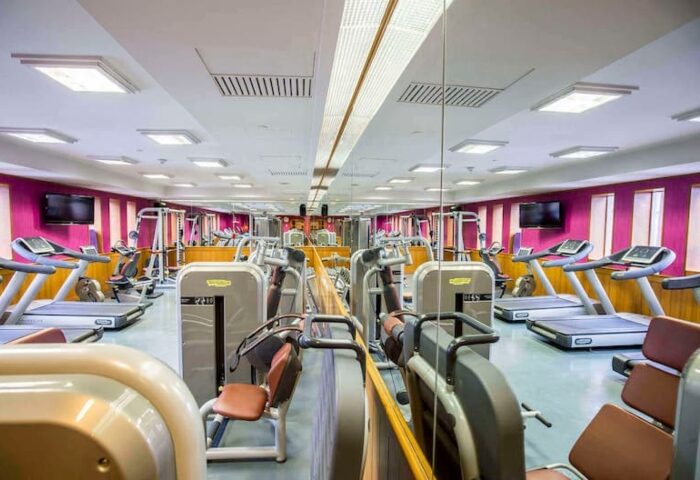 Crowne Plaza Bangkok Lumpini Park gym. Top wellness hotel near gay nightlife. Treadmills and weight machines in a modern fitness center.