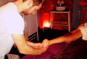 Gay massage in Barcelona: A masseur gives a foot massage. The atmosphere is warm and inviting, perfect for relaxation and gay travel advice.