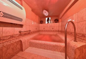 Sauna Bonbon interior. Hot tub, tiled walls, and red lighting create a relaxing atmosphere. Gay sauna travel advice. bonbon_0001.jpg