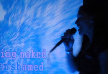 ébar Singapore: Karaoke singer at Chinatown's cheap gay bar. Enjoying the nightlife, singing along to the lyrics on screen.